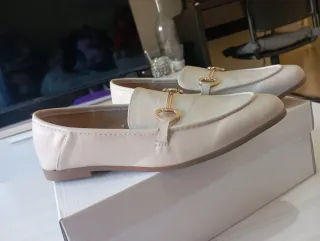 Mocasines Beige Mujer con Detalle Dorado