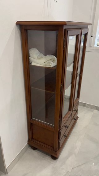 Vitrina de madera con puertas de cristal