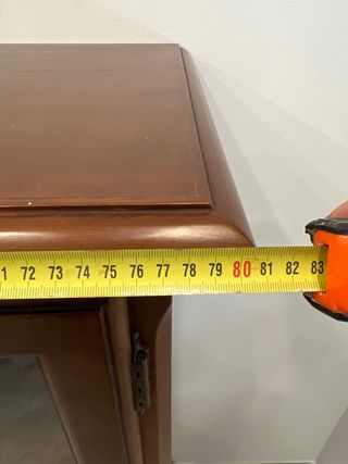 Vitrina de madera con puertas de cristal