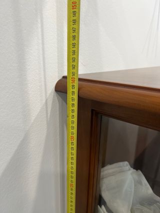 Vitrina de madera con puertas de cristal