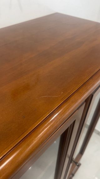 Vitrina de madera con puertas de cristal