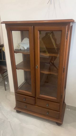 Vitrina de madera con puertas de cristal