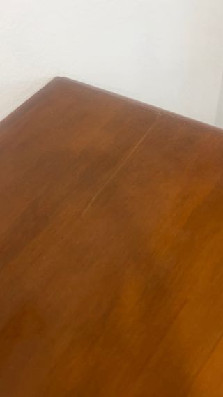 Vitrina de madera con puertas de cristal