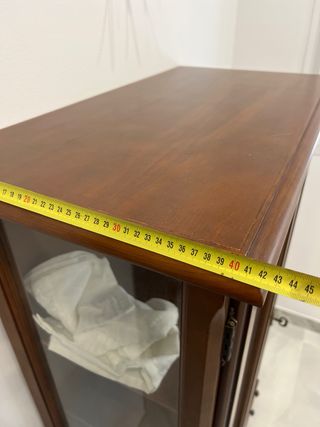 Vitrina de madera con puertas de cristal