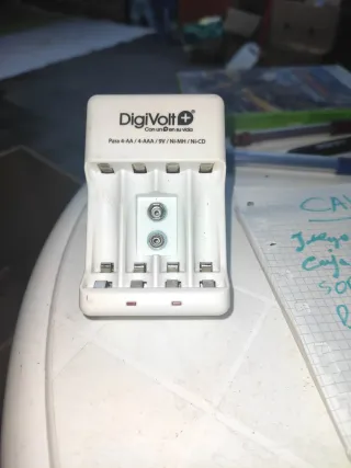 Cargador Pilas DigiVolt AA AAA 9V NiMH NiCD