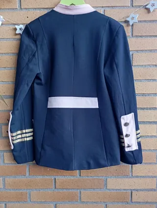 Blazer militar azul con detalles dorados