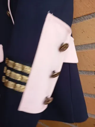 Blazer militar azul con detalles dorados