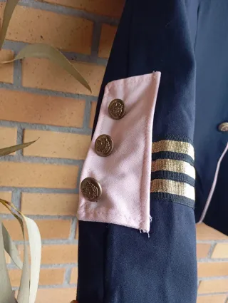 Blazer militar azul con detalles dorados