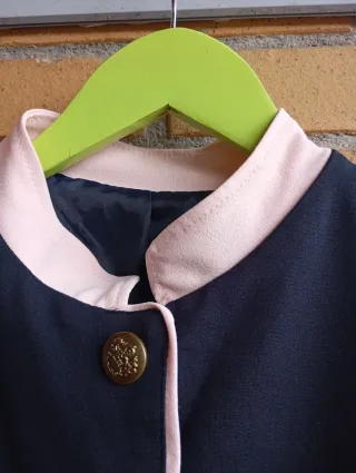 Blazer militar azul con detalles dorados