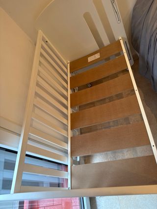 Cuna blanca con osito y corazones