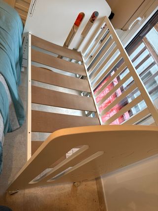 Cuna blanca con osito y corazones