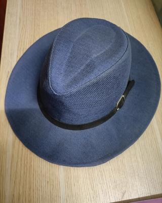 Sombrero azul de ala ancha