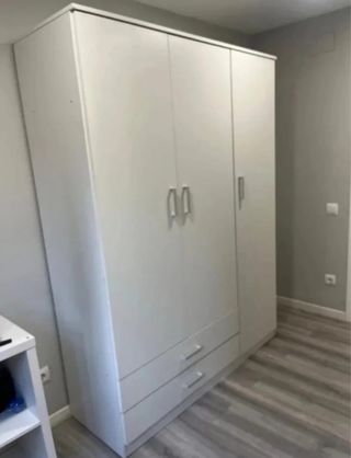 Armario blanco de madera