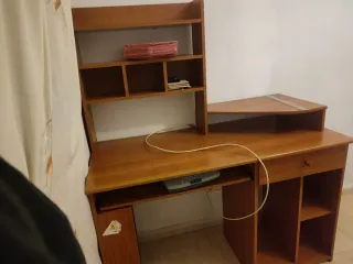 Escritorio de madera marrón