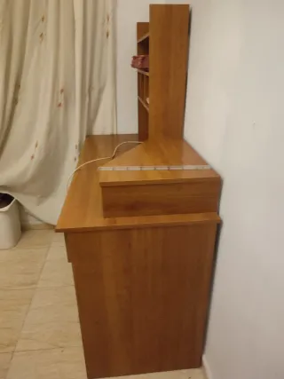 Escritorio de madera marrón