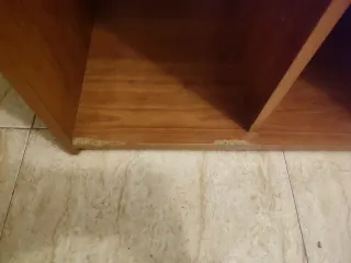 Escritorio de madera marrón