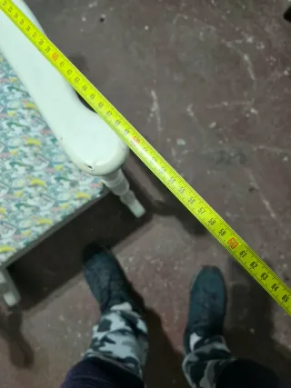 Mecedora blanca con cojín estampado