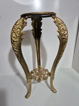 Mesita auxiliar bronce y espejo.