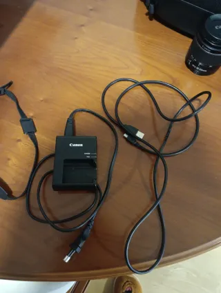 Cámara Canon EOS 2000D + equipo fotográfico