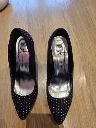 Zapatos de tacón negros con tachuelas