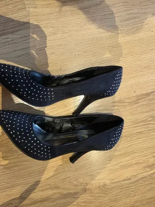 Zapatos de tacón negros con tachuelas