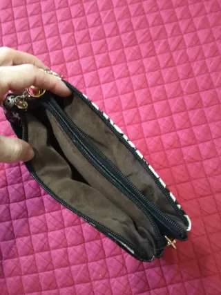 Pochette bianca e nera con stelle