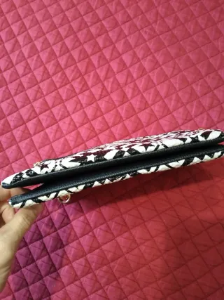 Pochette bianca e nera con stelle