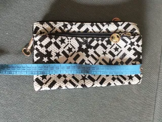 Pochette bianca e nera con stelle