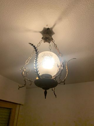 Lámpara colgante vintage de metal y cristal.