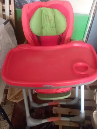 Trona de bebé roja y verde