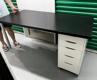 Mesa escritorio negra con cajonera blanca
