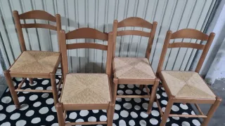 Mesa maciza y 4 sillas