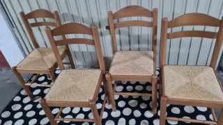 Mesa maciza y 4 sillas