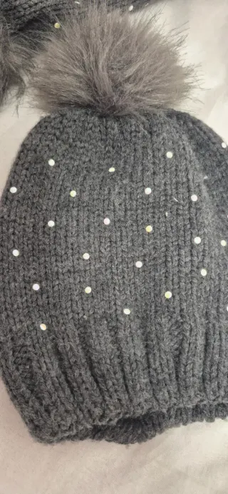 Gorro y bufanda Zara gris con pedrería
