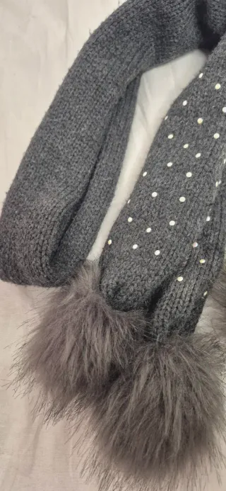Gorro y bufanda Zara gris con pedrería