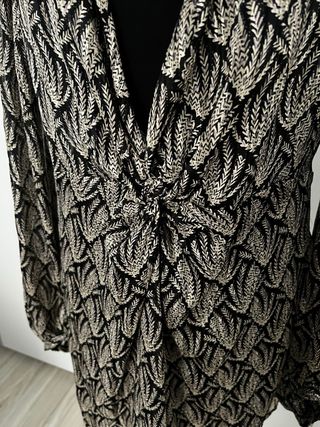 Vestido estampado plateado y negro