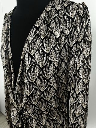 Vestido estampado plateado y negro