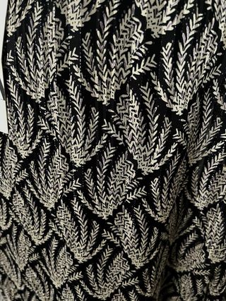 Vestido estampado plateado y negro