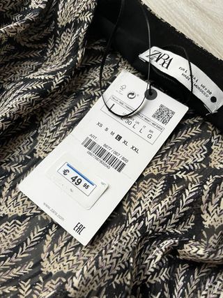 Vestido estampado plateado y negro