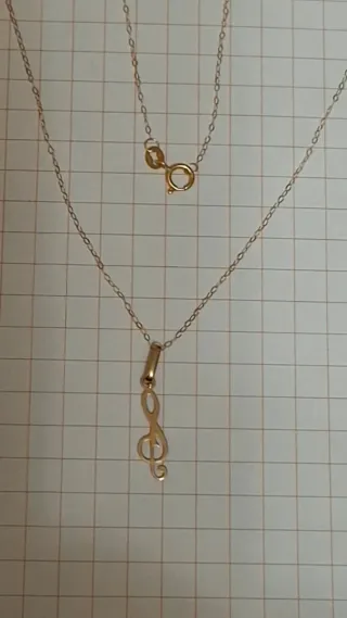 Collar con colgante clave de sol dorado