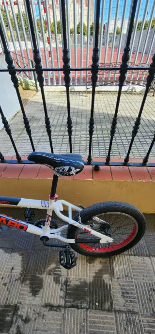 Bicicleta BMX Freestyle Blanca y Roja