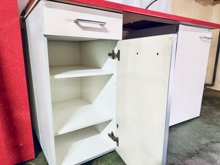 Mobiliario de cocina rojo y blanco