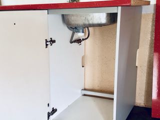 Mobiliario de cocina rojo y blanco