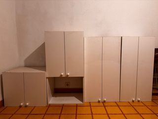 Mobiliario de cocina rojo y blanco