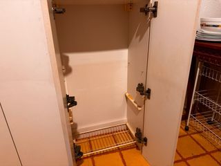 Mobiliario de cocina rojo y blanco