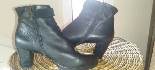 Botines negros tacón.
