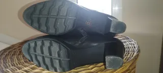 Botines negros tacón.