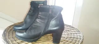 Botines negros tacón.
