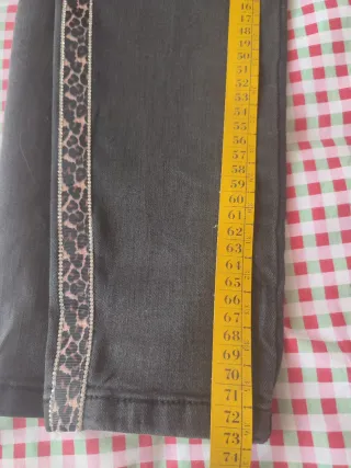 Jeans grigi con profili maculati