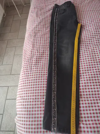 Jeans grigi con profili maculati